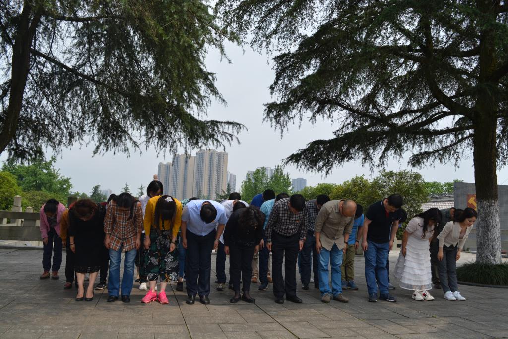 向先烈默哀、鞠躬致敬